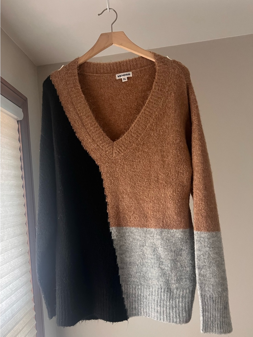 Vigoss Colorblock V-Neck Sweater in Brown, Black, Gray